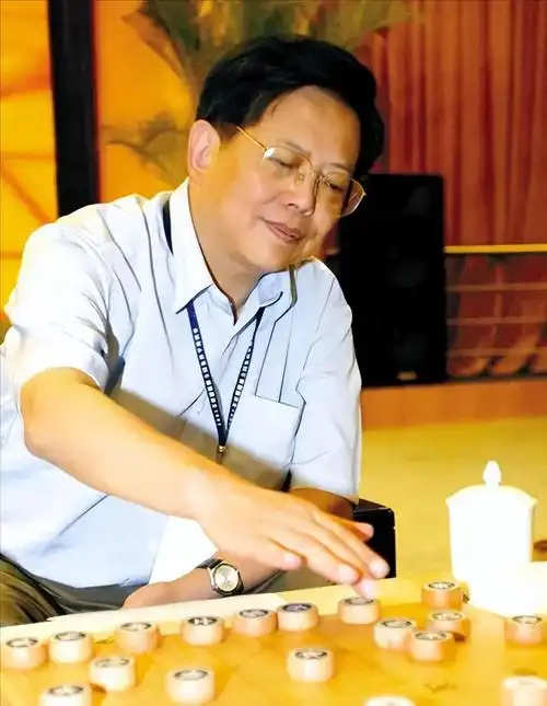 象棋特级大师胡荣华的照片