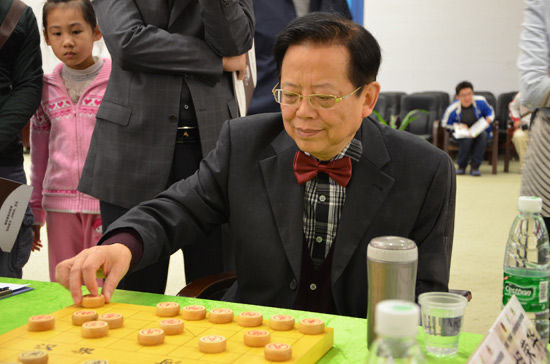 象棋对局展示图，棋盘上星罗棋布，红黑双方正处在激烈的对攻阶段，气势恢宏